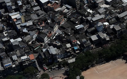 Vista área da comunidade Rio das Pedras, dominada pela milícia, no Rio de Janeiro.