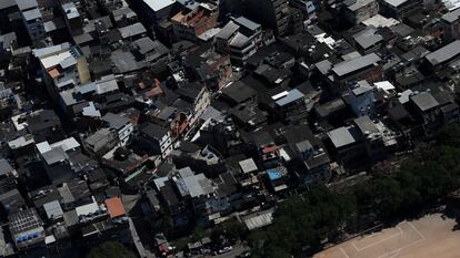 Vista área da comunidade Rio das Pedras, dominada pela milícia, no Rio de Janeiro.