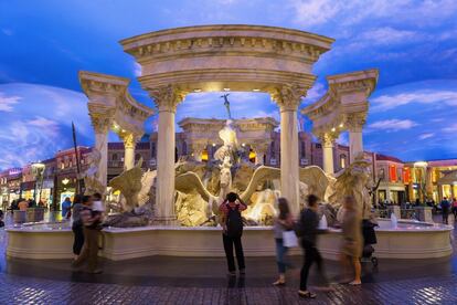 Una visita Imprescindible. El sumun de lo 'kitsch', que es lo que todo el mundo espera ver aquí. El Caesars Palace (www.caesarspalace.com), quintaesencia de Las Vegas, es una fantasía grecorromana con reproduciones en mármol de estatuas clásicas y un santuario dedicado a Brahma, cerca de la entrada principal. Imponentes fuentes, camareras que sirven cócteles vestidas de diosas y las exclusivas tiendas de alta costura Forum Shops, que contribuyen a aumentar la ostentación.