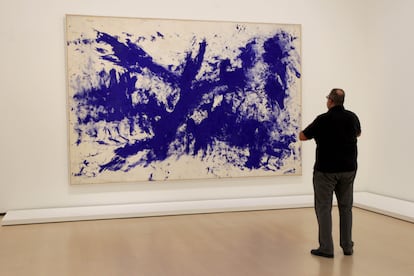 Un visitante del museo Guggenheim ante 'La gran antropometría azul', de Yves Klein.
