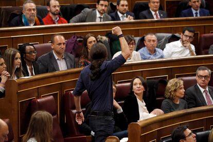 El líder de Podemos, Pablo Iglesias, promete acatar la Constitución durante su toma de posesión como parlamentario del Congreso en la a sesión constitutiva de la Cámara Baja.