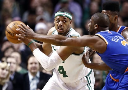 Paul Pierce protege el balón de Raymond Felton.