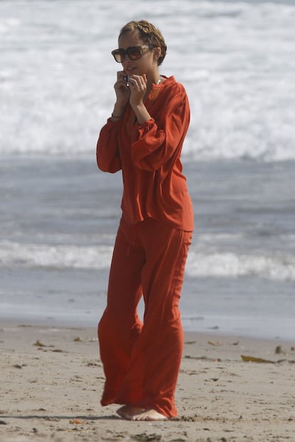 Nicole Richie con pantalón y caftán de lino naranja en un día de viento en Santa Mónica (Los Ángeles).