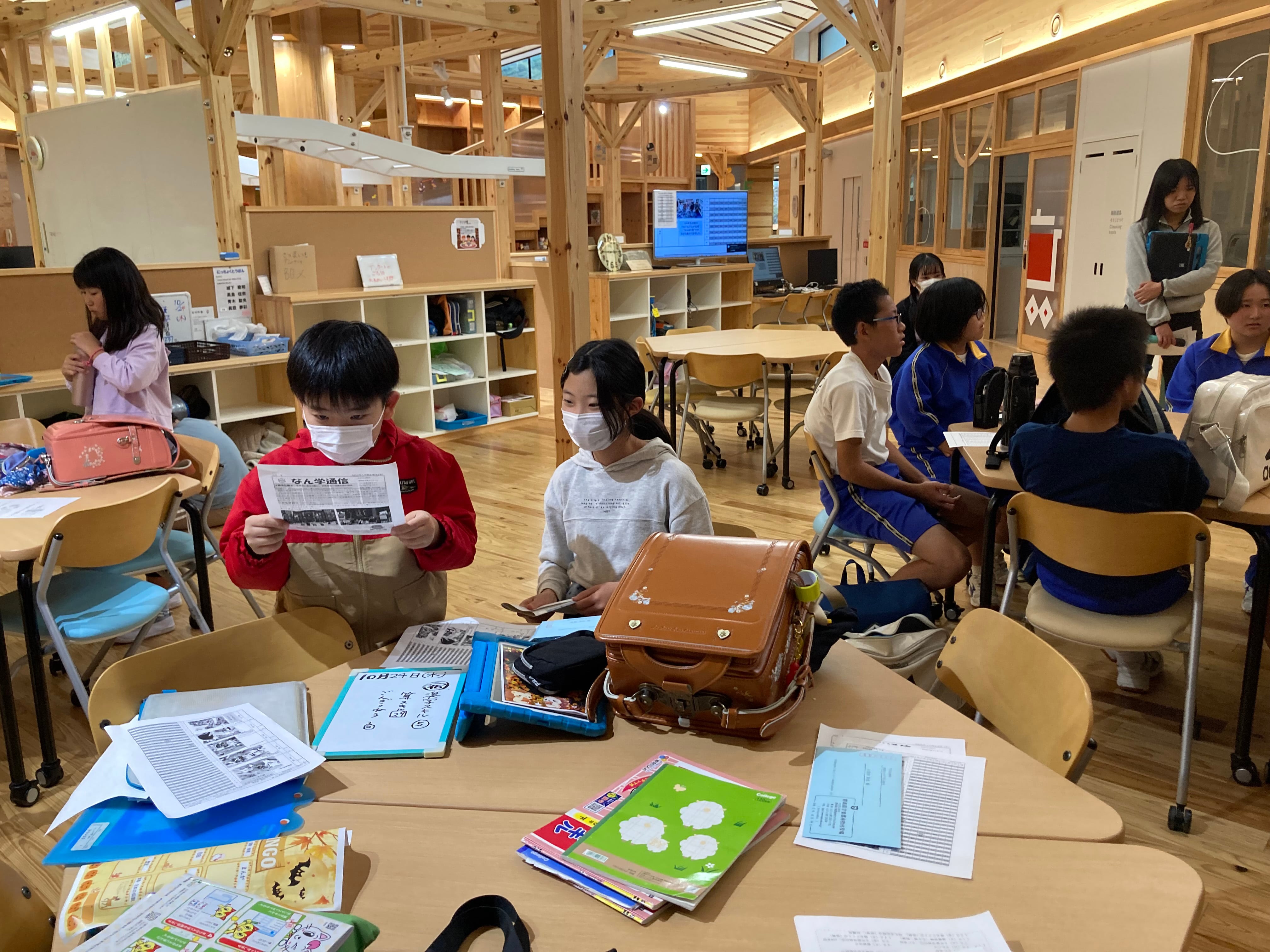 Niños de la nueva escuela de Nanmoku, un proyecto piloto donde se juntan todas las edades.