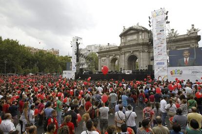 El ambiente va creciendo en la Puerta de Alcalá. Cientos de personas siguen la intervención del Principe Felipe y deberán esperar al menos cuatro horas para conocer el veredicto final del COI.