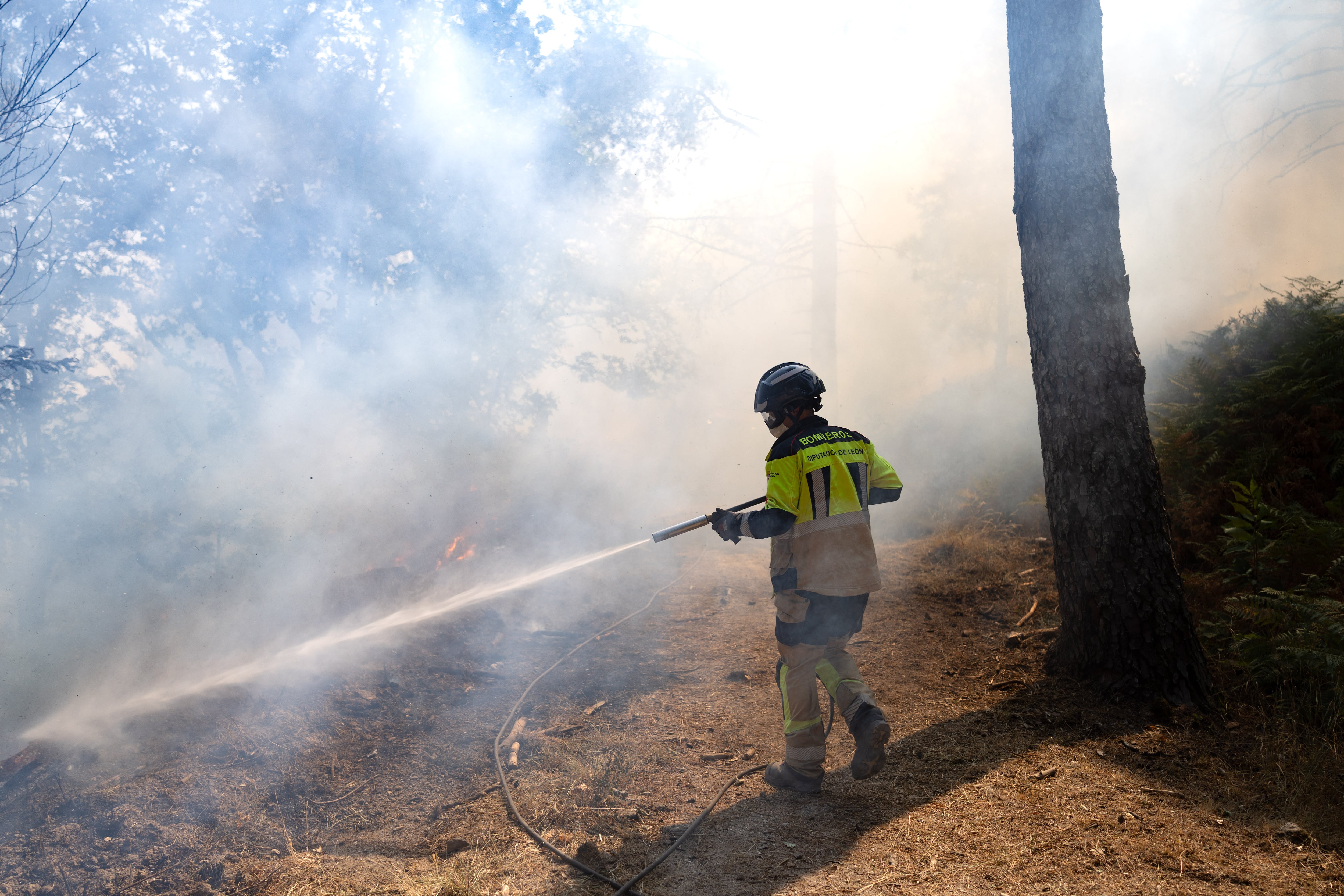 Un verano contra el fuego en una base de León helitransportada inútil: “Tardamos hora y media en llegar en coche y volando serían 15 minutos”