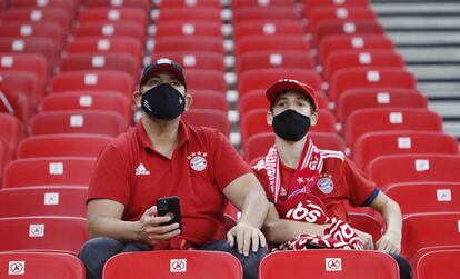 Aficionados del Bayern esperan el inicio del partido.