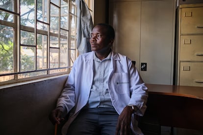 El doctor Wilfred Riungu es el responsable del Centro de Salud Comunitario de Kibera, gestionado por la ONG Amref y situado en la barriada marginal más grande de la capital —se calcula que allí viven más de un millón de personas—. Proporciona servicio de maternidad las 24 horas del día y atiende a 4.500 personas con VIH.  “Gracias al tratamiento contra el VIH que proporcionamos, el 99% de nuestros pacientes están con la carga viral suprimida, es decir, que no pueden contagiar el virus, lo que es un logro enorme”, explica desde su despacho el doctor. Le preocupa la falta de fondos, a la que el desmantelamiento de USAID (la agencia de cooperación de Estados Unidos) ha dado el puntapié definitivo. “Nuestras reservas de antirretrovirales nos alcanzan hasta septiembre y no tenemos vacunas contra la polio, en un momento en el que estábamos a punto de eliminar la enfermedad”, confirma Riungu. “Las consecuencias pueden ser catastróficas, porque en estos momentos, además, Kenia está acogiendo a refugiados de países como Somalia o Sudán del Sur, con servicios sanitarios fallidos, y los niños que llegan no están vacunados, lo que puede erosionar todos nuestros logros de los últimos años”, añade.