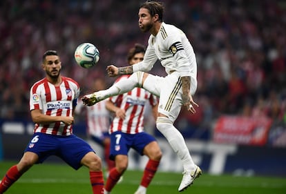Sergio Ramos (en primer término) despeja un balón durante una internada del Atlético de Madrid.