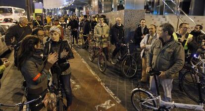Un centenar de personas se concentró en Valencia como homenaje a la joven ciclista atropellada el miércoles.