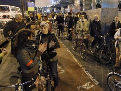 Un centenar de personas se concentr&oacute; en Valencia como homenaje a la joven ciclista atropellada el mi&eacute;rcoles. 