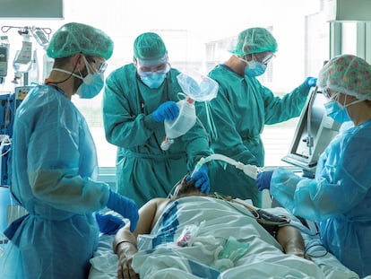 A patient is treated in the ICU of the Universitario de Bellvitge Hospital in Catalonia.