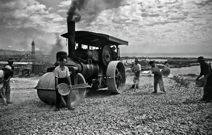 De cara a la Gran Exposición Universal de 1929, Barcelona recibe su primera gran oleada migratoria y se embarca en una serie de obras de modernización que cambiarán su aspecto. Entre los proyectos de aquellos años se incluyen la estación de Francia, la plaza de España y la urbanización de la montaña de Montjuïc.