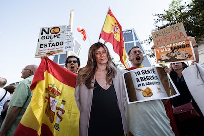 Un grupo de personas concentrado este viernes ante los juzgados de Plaza de Castilla, en Madrid, durante la comparecencia de Begoña Gómez.