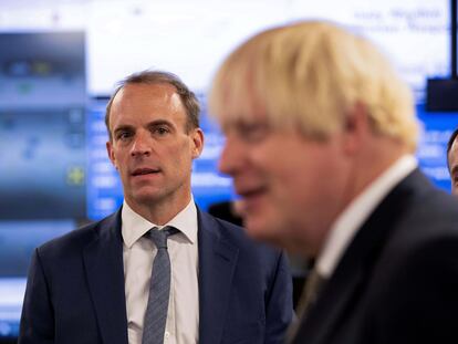 O ministro das Relações Exteriores britânico, Dominic Raab, observa o primeiro-ministro Boris Johnson em 27 de agosto, durante visita ao Centro de Crise do Ministério das Relações Exteriores.