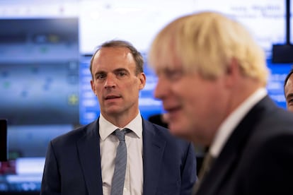 O ministro das Relações Exteriores britânico, Dominic Raab, observa o primeiro-ministro Boris Johnson em 27 de agosto, durante visita ao Centro de Crise do Ministério das Relações Exteriores.