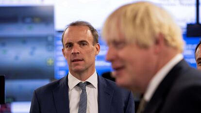 El ministro británico de Exteriores, Dominic Raab, observa al primer ministro, Boris Johnson, el 27 de agosto, durante una visita al Centro de Crisis del Ministerio de Exteriores