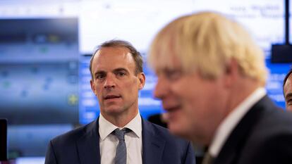 El ministro británico de Exteriores, Dominic Raab, observa al primer ministro, Boris Johnson, el 27 de agosto, durante una visita al Centro de Crisis del Ministerio de Exteriores