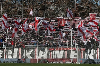 Los Bukaneros, en el partido entre el Rayo y el Sevilla 