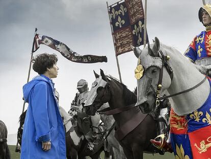 Sally Hawkins y Harry Lloyd (el Ricardo III que imagina la protagonista), en 'The Lost King'.