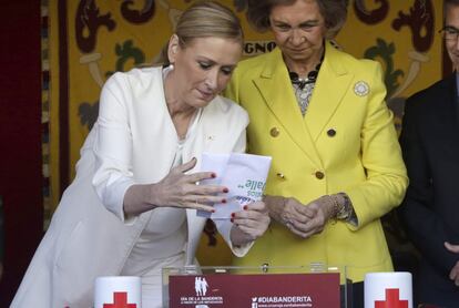La reina Sof&iacute;a, junto a la presidenta de la Comunidad de Madrid, Cristina Cifuentes, en la mesa de cuestaci&oacute;n de Cruz Roja del &quot;D&iacute;a de la Banderita&quot; que preside hoy ante la sede de la Comunidad de Madrid.