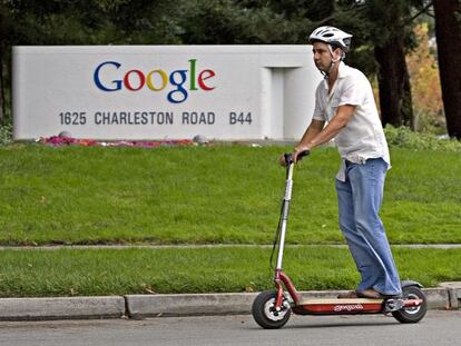 Un hombre sobre un patinete, en la sede central de Google en California.
