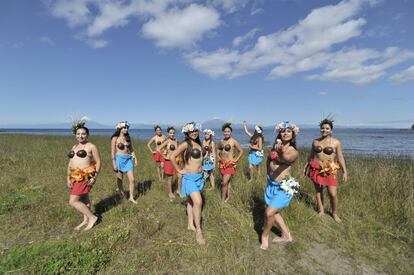 Un grupo de jóvenes posa con el atuendo tradicional del pueblo originario Rapa Nui. La agrupación folclórica ha asistido a festivales de danza a nivel nacional e internacional.  En el año 2011 viajaron a Europa, un año después fueron invitados a actuar en la Isla de Pascua por el alcalde y la gobernadora, regresando los años siguientes.