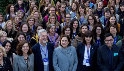 Colau, rodeada de las mujeres científicas que el lunes visitarán escuelas para despertar pasión por la ciencia.