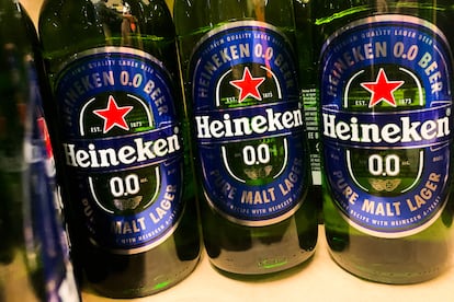 Cervezas sin alcohol de la marca Heineken en un supermercado, en enero de 2022.