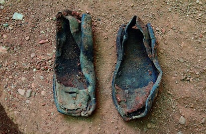 Abarcas halladas en la exhumación de una fosa común en Fontanosas (Ciudad Real), en 2006.