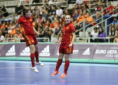 Las jugadoras de la selección española Ampi y Mayte Mateo celebran un gol.