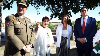 La alcaldesa de Segovia, Clara Luquero (2i), el sábado en la ciudad castellano-leonesa.