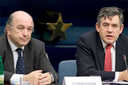 El comisario de Asuntos Económicos, Joaquín Almunia (izquierda), y el ministro de Economía británico, Gordon Brown, atienden a la prensa en Bruselas.