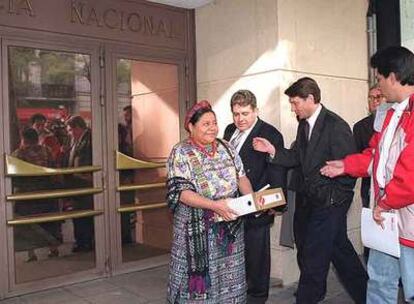Rigoberta Menchú, en 1999, cuando denunció el genocidio de los mayas en la Audiencia Nacional.