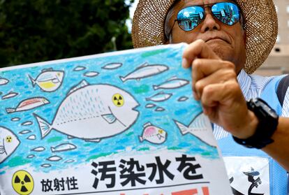 Un manifestante sostiene un cartel contra el vertido de agua de la central nuclear frente a la sede de Tokyo Electric Power Company (TEPCO) en Tokio (Japón), este jueves.