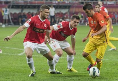 Villa, ante dos defensas del Dinamo de Bucarest.