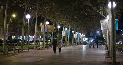 Dues persones a la Rambla del Carme d'Esplugues, aquest dimecres.