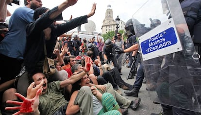 Desalojo de los indignados de plaza Catalunya, en 2011.