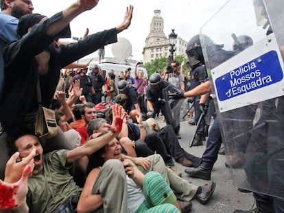 Desalojo de los indignados de plaza Catalunya, en 2011.