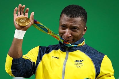 El levantador de pesas colombiano Oscar Albeiro Figueroa celebra su medalla de oro.