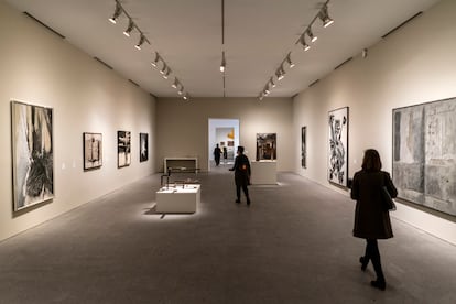 Una de las nuevas salas del Reina Sofía, en concreto la zona dedicada a la abstracción, con obras de Mark Rothko, Antoni Tàpies, Fernando Zóbel, Eusebio Sempere o Martín Chirino.