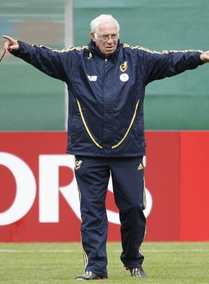 Luis Aragonés, ayer durante el entrenamiento.