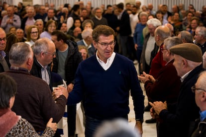 El presidente del PP, Alberto Núñez Feijóo, el martes en un mitin en Padrón (A Coruña).