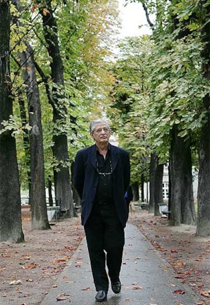 Michel del Castillo, en los jardines de Luxemburgo, en París.