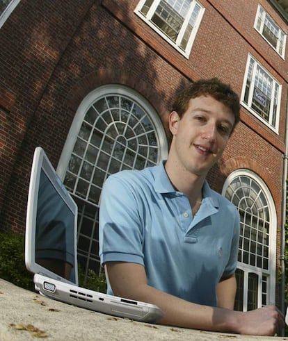 Aos 21 anos, Mark Zuckerberg (Nova York, 1984) tirou da manga a plataforma que mudou radicalmente a forma de socialização do ser humano. Sim, estamos falando do Facebook. Essa invenção com a qual deixamos de dar tapinhas nas costas para trocar mensagens concisas, sempre sob o abrigo de uma tela que nos dá o poder do anonimato. Com a rede social, Zuckerberg acumula uma fortuna avaliada em 53,8 bilhões de dólares (166,8 bilhões de reais) que o ajudou, entre outras coisas, a se tornar a pessoa mais jovem a ocupar um lugar na lista de bilionários da ‘Forbes’.