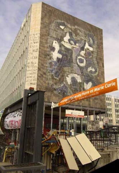 Unos muebles bloquean en la entrada de la facultad universitaria Pierre et Marie Curie (ParisVI) frente a la plaza Jussieu, ocupada por los estudiantes. El titular de Educación, Gilles de Robien, se ha dirigido a los estudiantes para recordarles que el CPE, que facilita el despido de los menores de 26 años en ese periodo de prueba, no les afectará hasta dentro de unos años y les pidió que
piensen en los jóvenes que "están ahora en el paro".