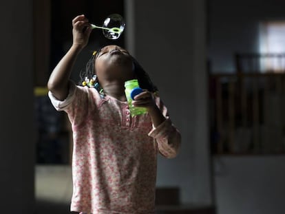 Una niña haitiana juega en un albergue para migrantes en México.