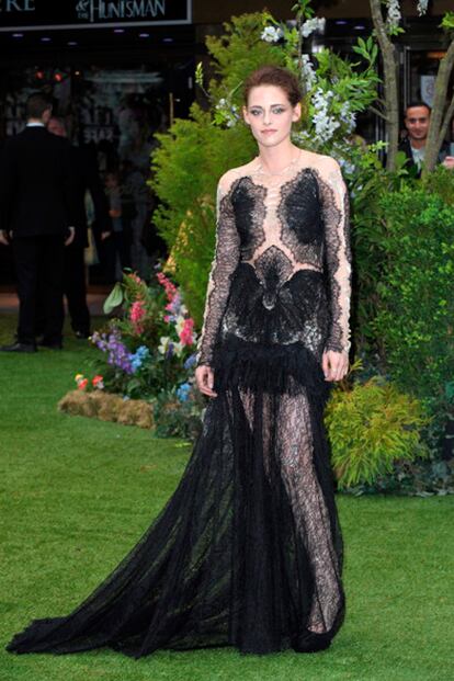 La actriz Kristen Stewart con un vestido de encaje negro.