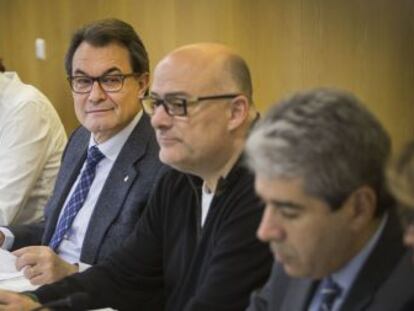 Artur Mas (c) con los miembros de la ejecutiva de su formaci&oacute;n.