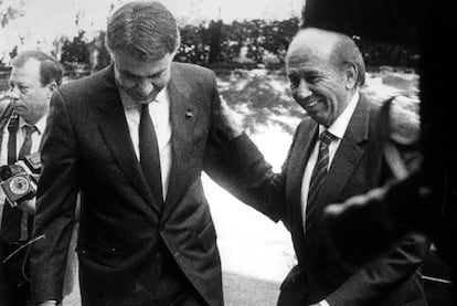 El ex presidente español Felipe González recibe a Carlos Andrés Pérez en La Moncloa en 1990.